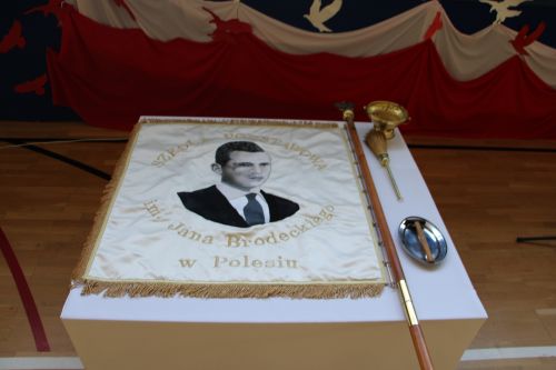 sztandard Szkoły Podstawowej im. Jana Brodeckiego w Polesiu