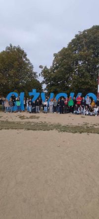 Uczniowie pozują do zdjęcia przed napisem GIŻYCKO