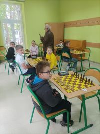 Dzieci grają w szachy