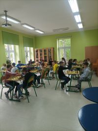 Dzieci grają w szachy