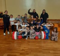 Zdjęcie grupowe z mistrzynią i trenerem