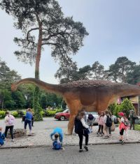 Dzieci oglądają dinozaury w JuraParku