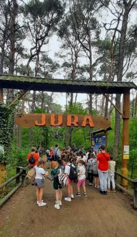 Dzieci zwiedzają JuraPark