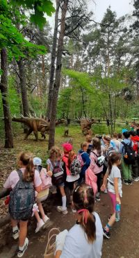Dzieci oglądają dinozaury w JuraParku