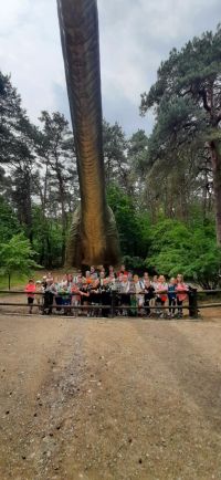 Zdjęcie grupowe w JuraParku