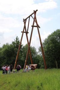 Uczniowie huśtają się na bujaczce