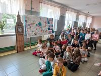 Uczniowie oglądają apel z okazji Dnia Języków Obcych