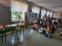 Uczniowie oglądają apel z okazji Dnia Języków Obcych