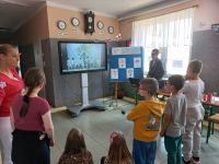 Uczniowie oglądają apel z okazji Dnia Języków Obcych