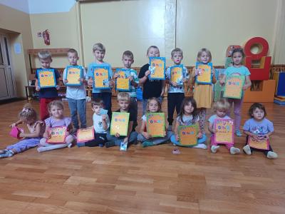 Dzieci z dyplomami i upominkami