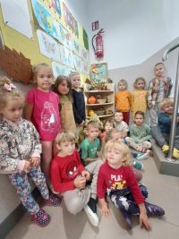 Dzieci z oddziałów przedszkolnych przy kąciku jesiennym