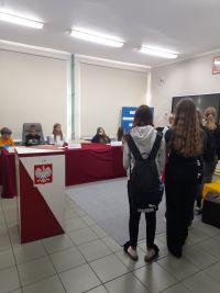 Uczniowie głosują w wyborach do samorządu uczniowskiego