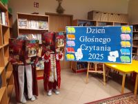 Głośne czytanie w bibliotece