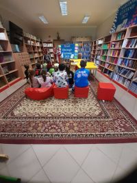 Głośne czytanie w bibliotece