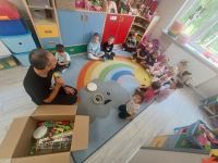 Dzieci oglądają instrumenty muzyczne