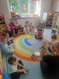 Dzieci oglądają instrumenty muzyczne