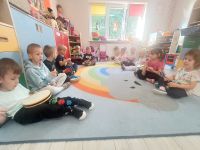 Dzieci grają na instrumentach muzycznych