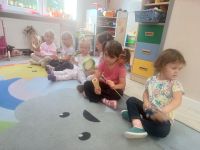 Dzieci grają na instrumentach muzycznych