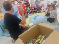 Dzieci oglądają instrumenty muzyczne