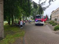 Dzieci podczas zbiórki przy wozie strażackim