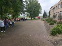 Dzieci podczas zbiórki na próbnej ewkuacji