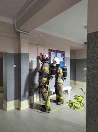 Strażacy podczas próbnej ewakuacji