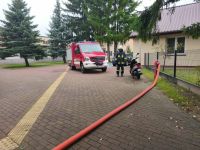 Wóz strażacki i strażacy