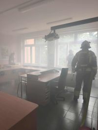 Strażacy w zadymionym pomieszczeniu