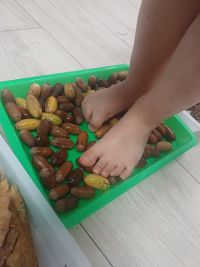 Dzieci ćwiczą na ścieżce sensorycznej