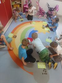 Przedszkolaki liczą kasztany