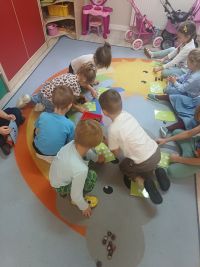 Przedszkolaki liczą kasztany