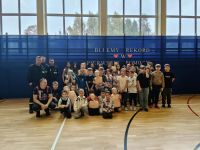 Zdjęcie grupowe dzieci bijących rekord