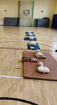 Sala przygotowana do bicia rekordu pierwszej pomocy