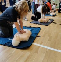 Dzieci bijące rekord pierwszej pomocy