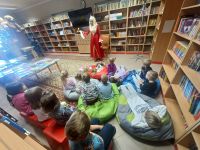 Dzieci słuchają opowieści Kopciuszka