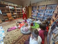 Dzieci słuchają opowieści Kopciuszka