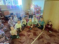 Przedszkolaki oglądają ulubioną bajkę