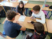 Uczniowie rozwiązują karty pracy