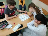 Uczniowie rozwiązują karty pracy
