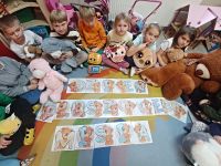 Dzieci z pluszowymi misiami