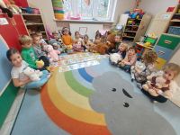 Dzieci z pluszowymi misiami