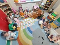 Dzieci z pluszowymi misiami