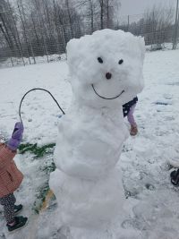 Dzieci lepią bałwana