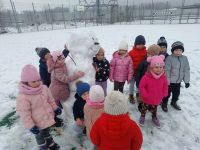 Dzieci lepią bałwana