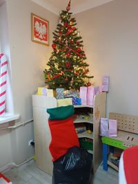 Prezenty pod choinką przyniesione przez Mikołaja