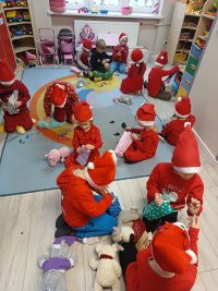 Dzieci otwierają prezenty