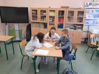 Uczniowie rozwiązują zadania