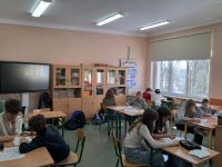 Uczniowie rozwiązują zadania