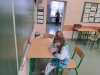 Uczniowie rozwiązują zadania