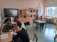 Uczniowie rozwiązują zadania